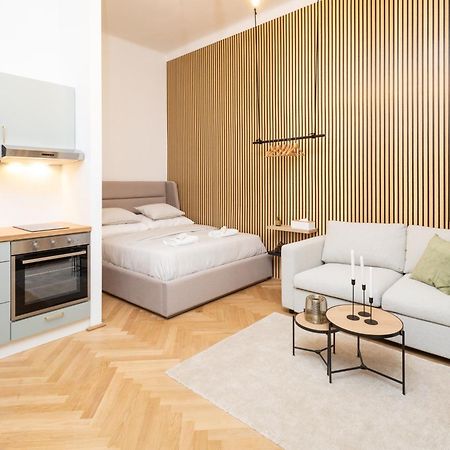 Charming Retreat Walking Distance From Town Centre Apartment Wina Bagian luar foto