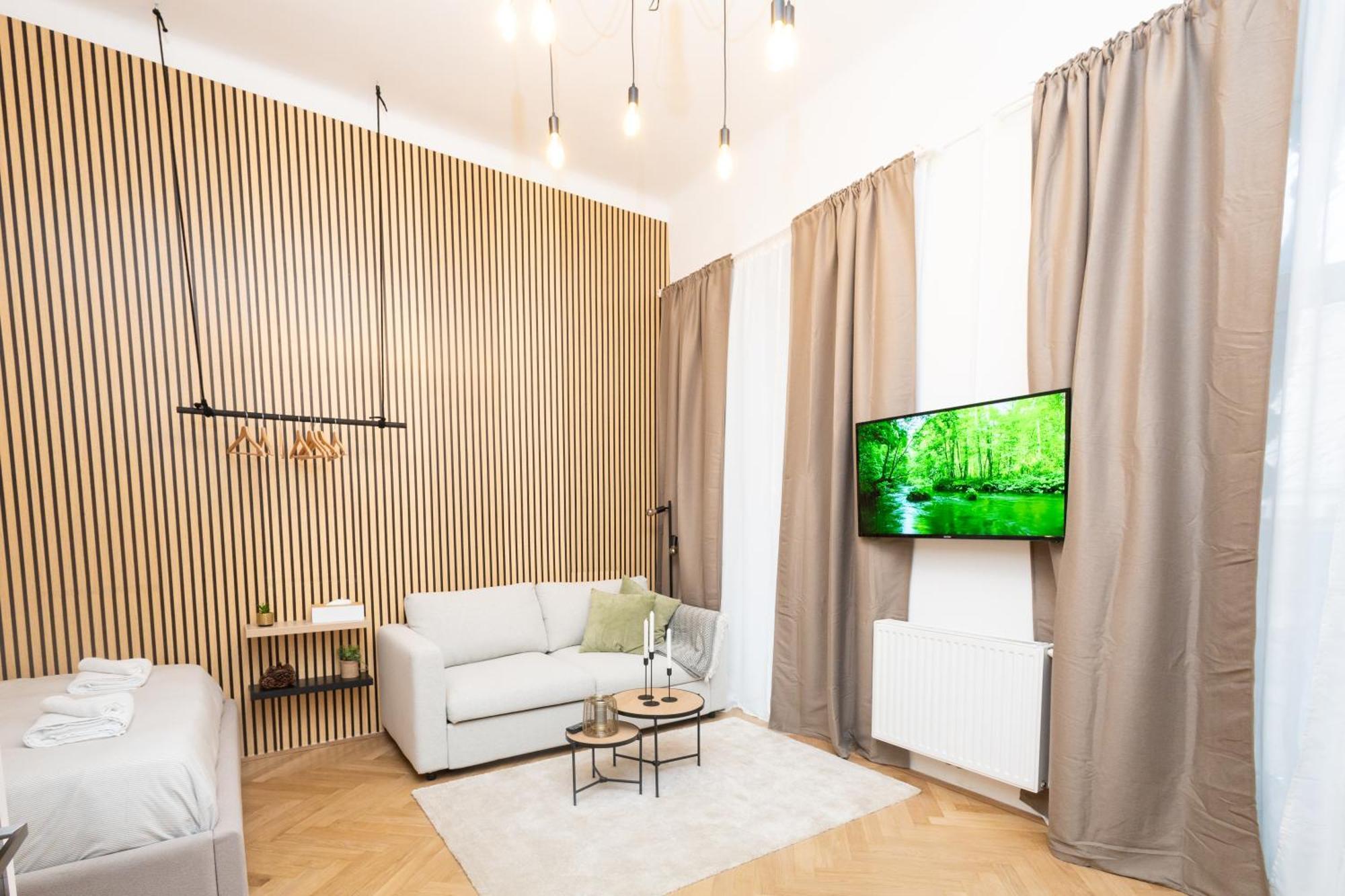 Charming Retreat Walking Distance From Town Centre Apartment Wina Bagian luar foto