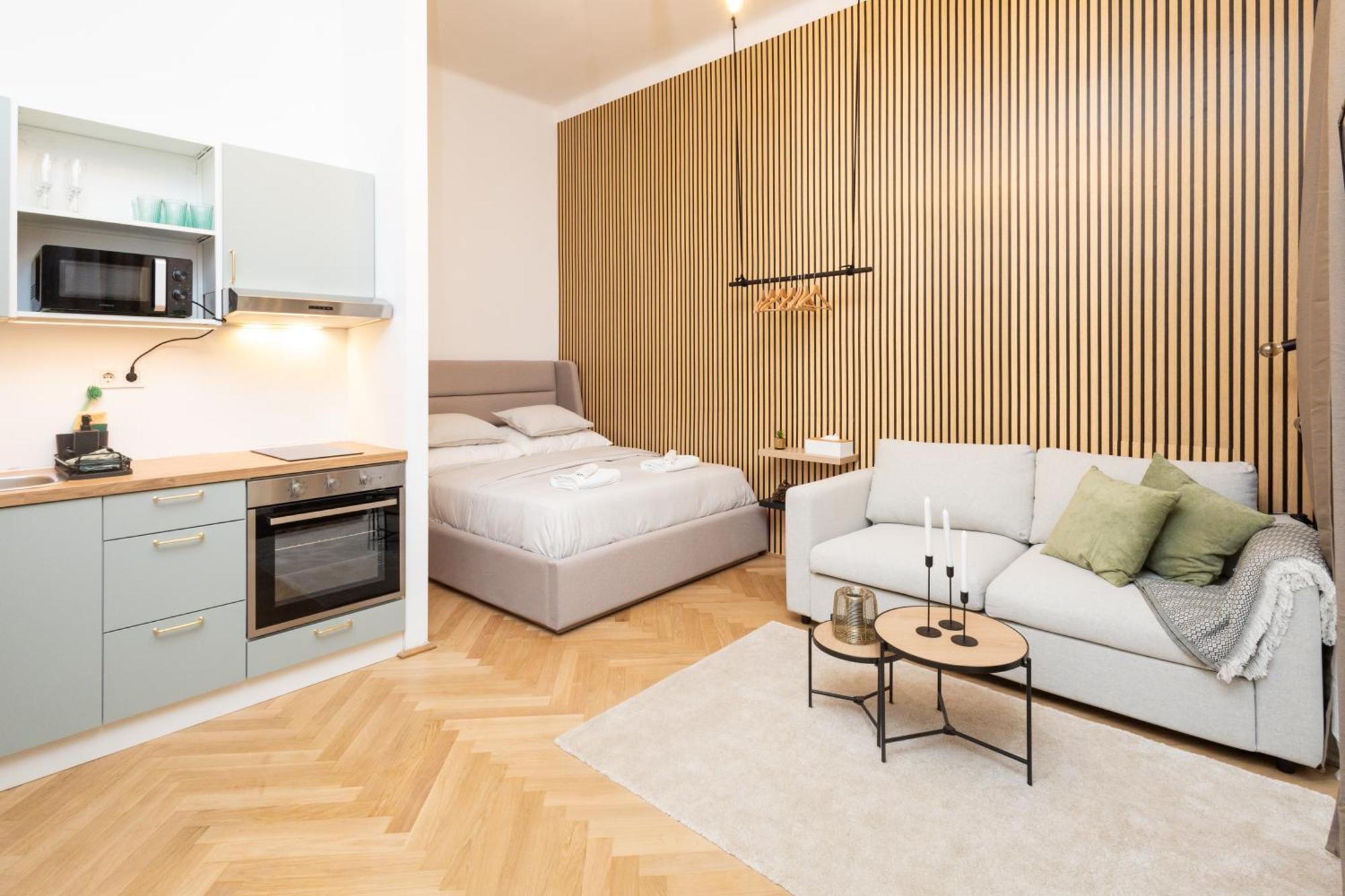 Charming Retreat Walking Distance From Town Centre Apartment Wina Bagian luar foto