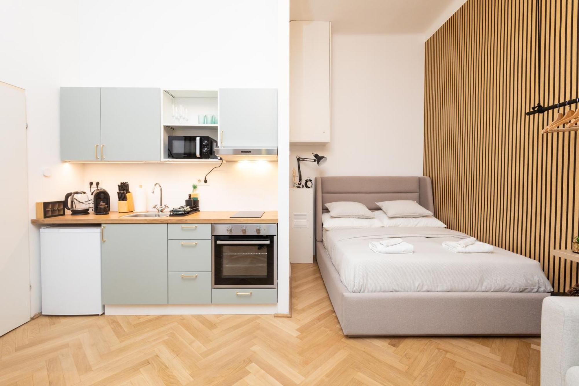 Charming Retreat Walking Distance From Town Centre Apartment Wina Bagian luar foto