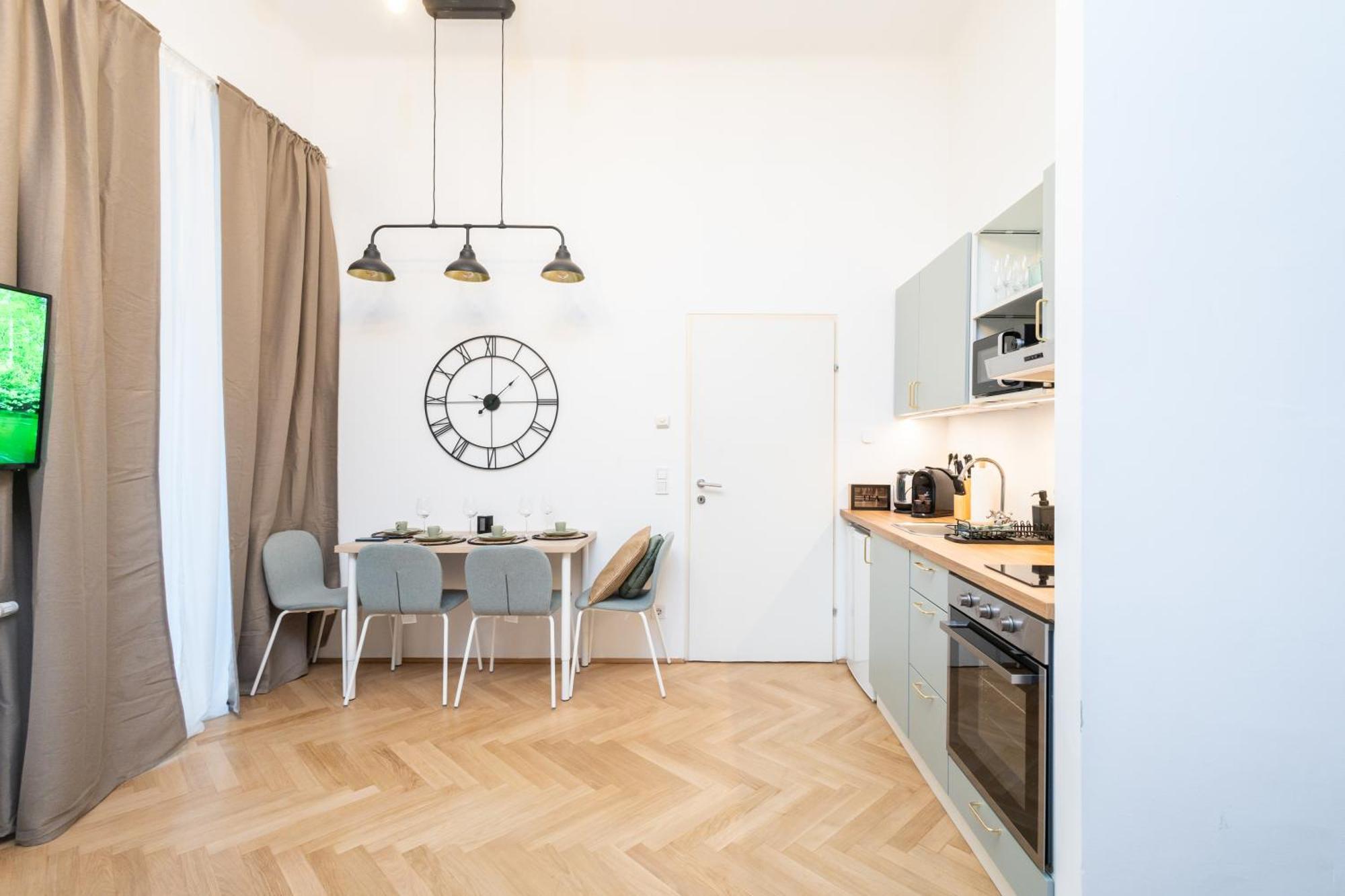 Charming Retreat Walking Distance From Town Centre Apartment Wina Bagian luar foto