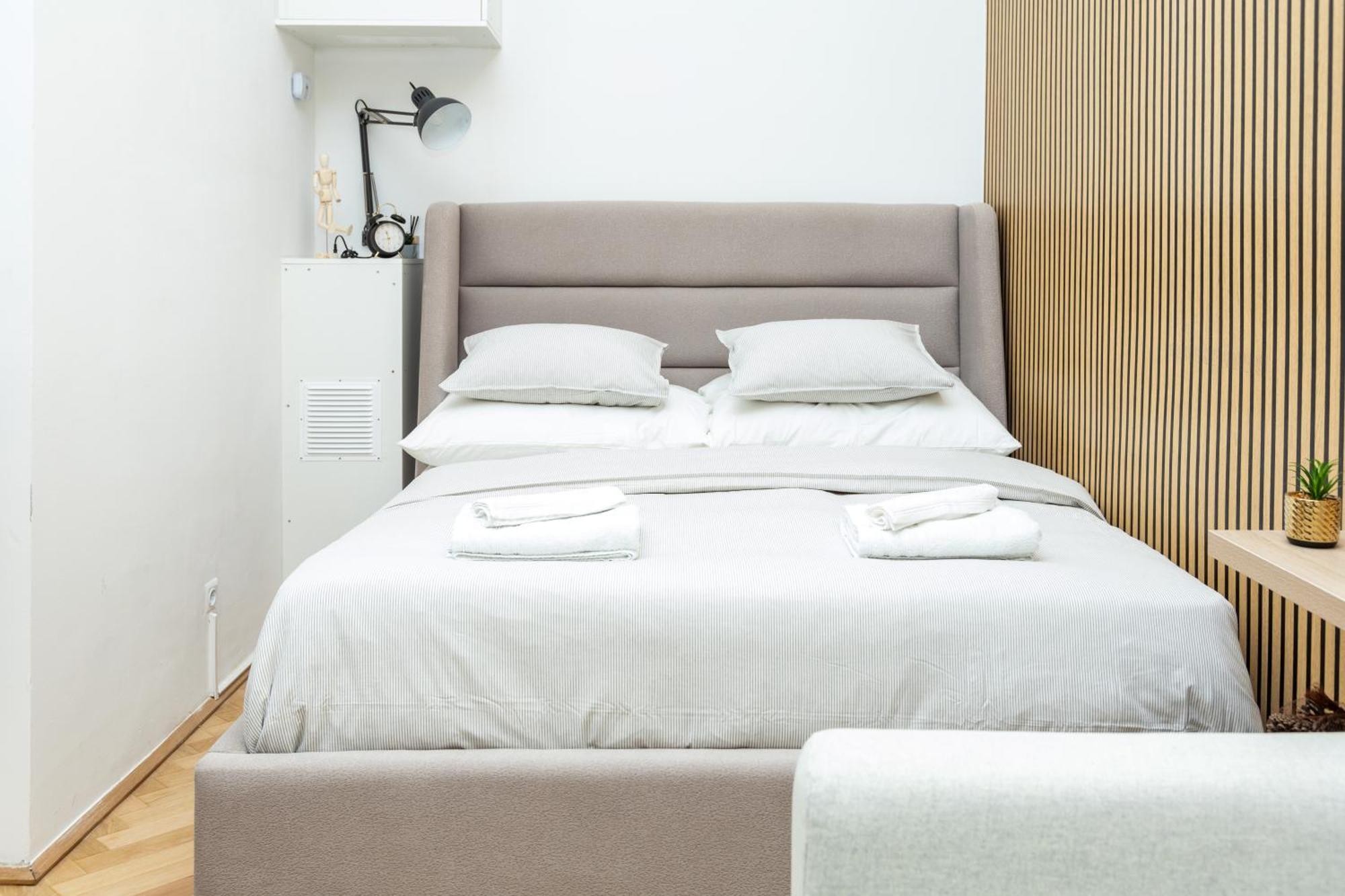 Charming Retreat Walking Distance From Town Centre Apartment Wina Bagian luar foto