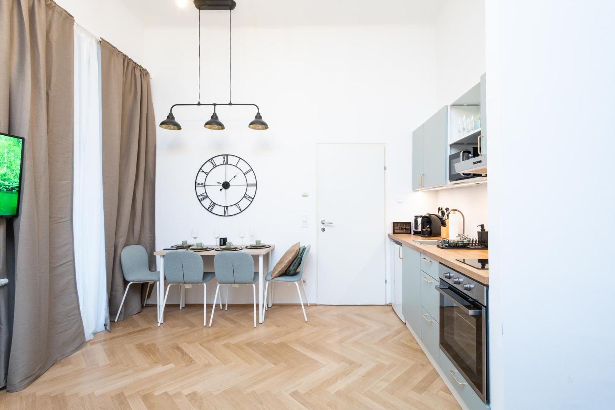 Charming Retreat Walking Distance From Town Centre Apartment Wina Bagian luar foto