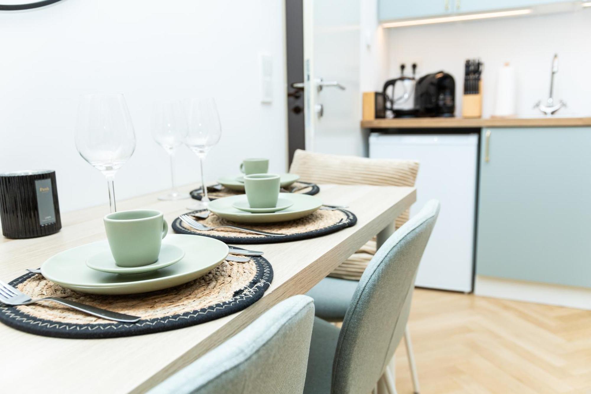 Charming Retreat Walking Distance From Town Centre Apartment Wina Bagian luar foto