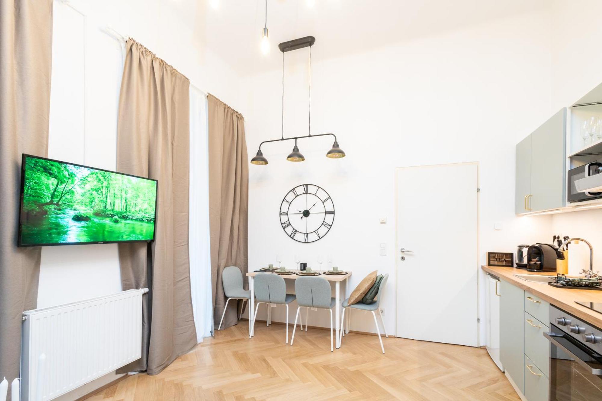 Charming Retreat Walking Distance From Town Centre Apartment Wina Bagian luar foto