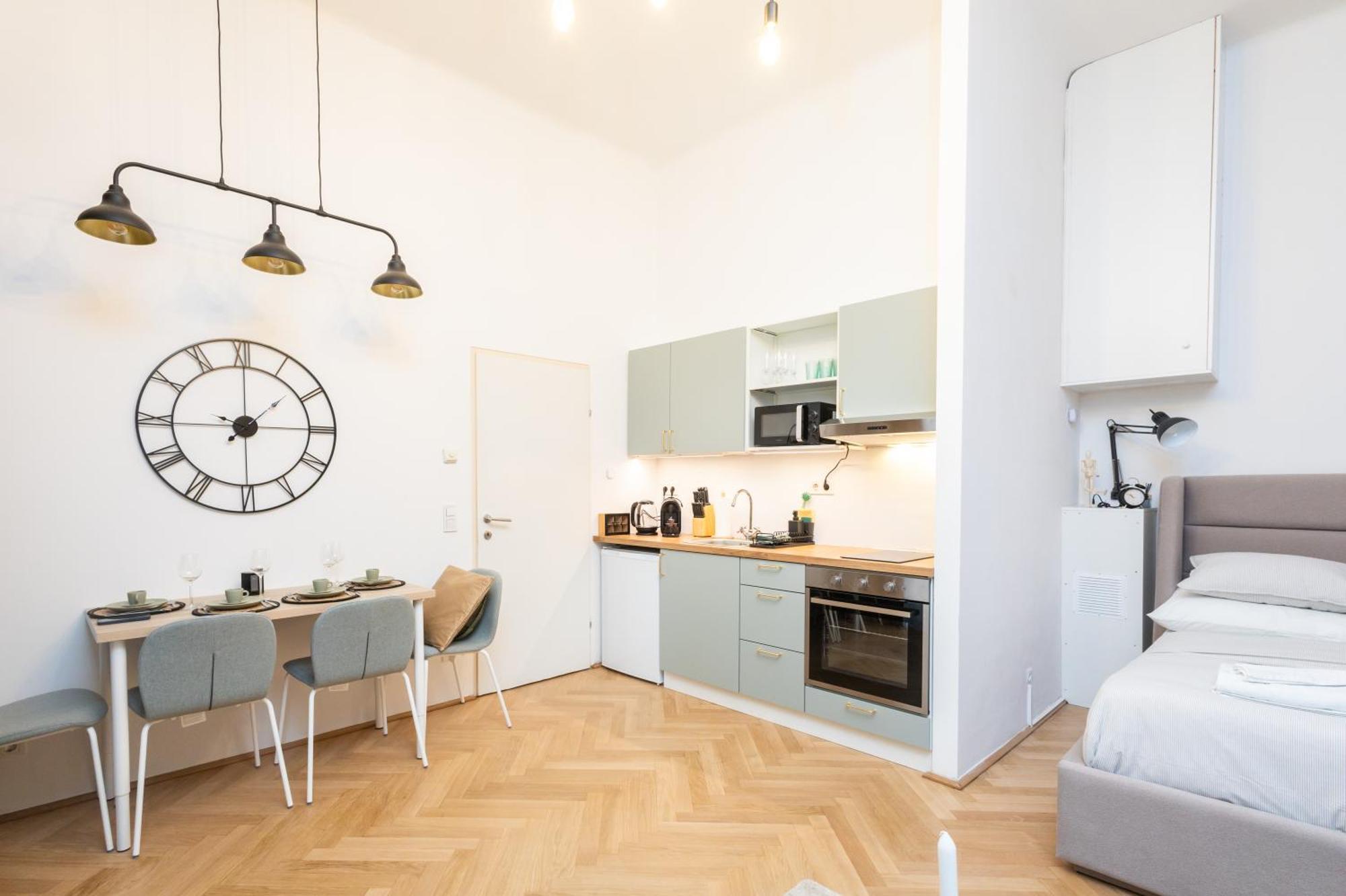 Charming Retreat Walking Distance From Town Centre Apartment Wina Bagian luar foto