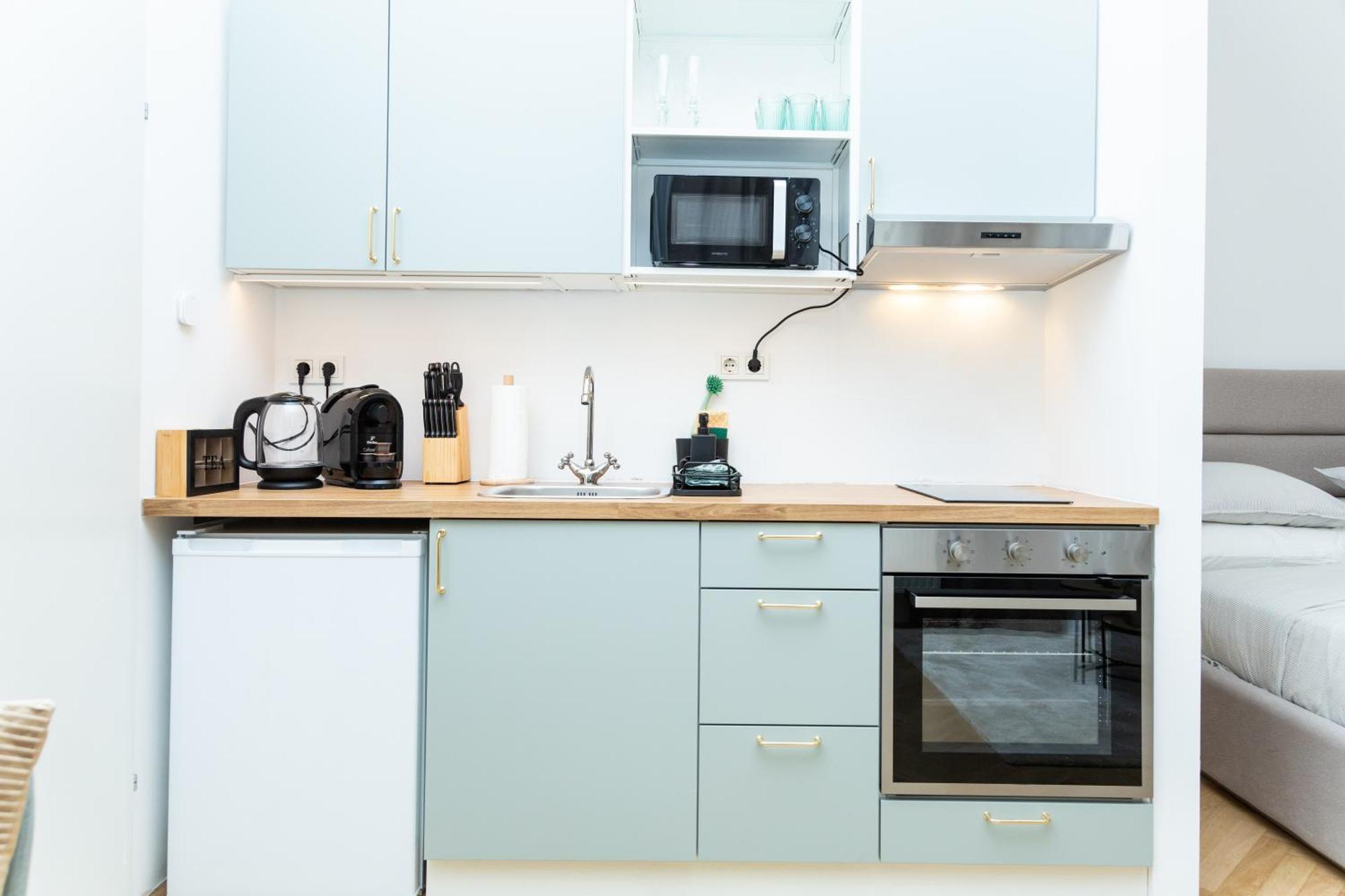 Charming Retreat Walking Distance From Town Centre Apartment Wina Bagian luar foto
