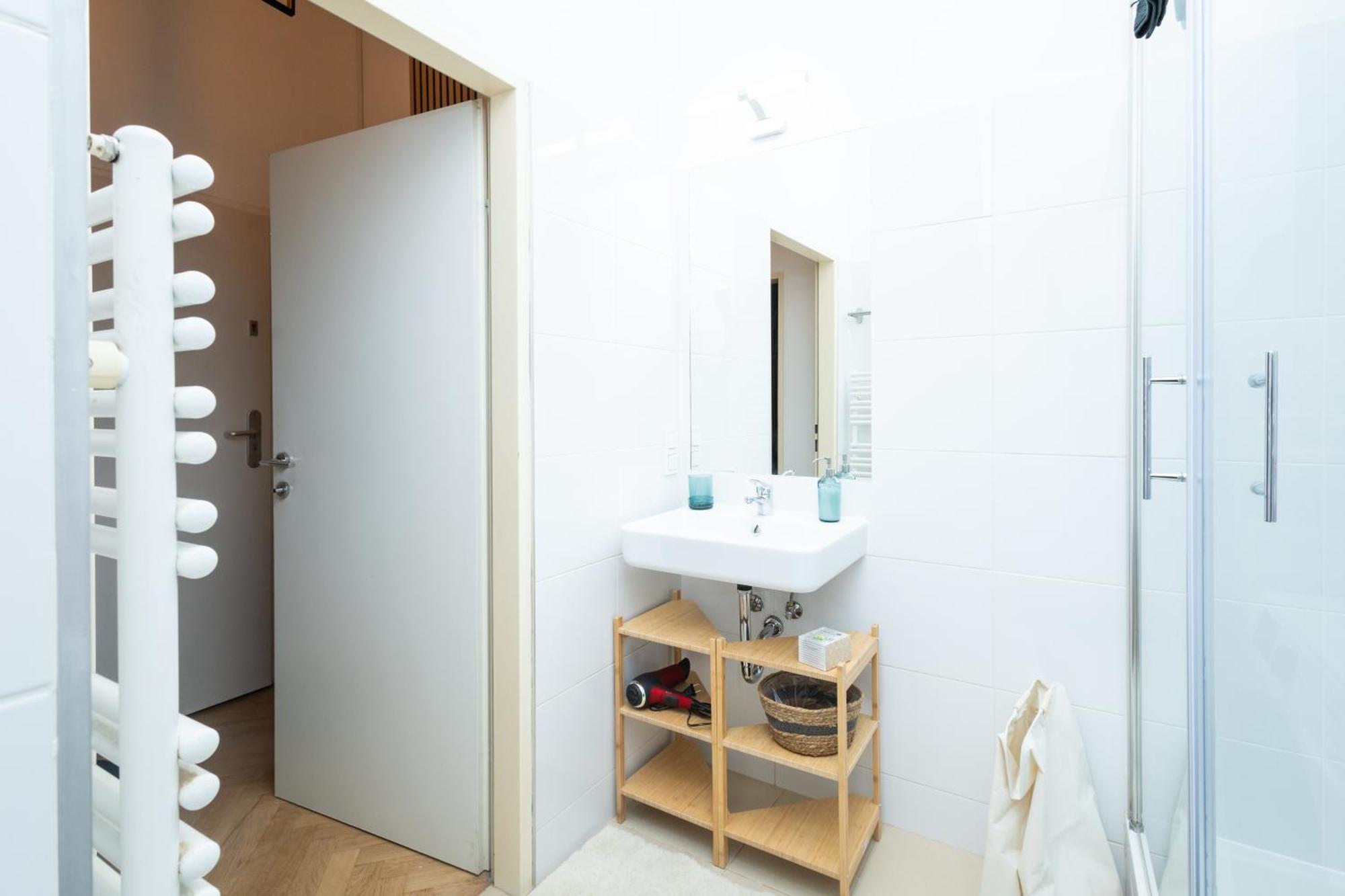 Charming Retreat Walking Distance From Town Centre Apartment Wina Bagian luar foto